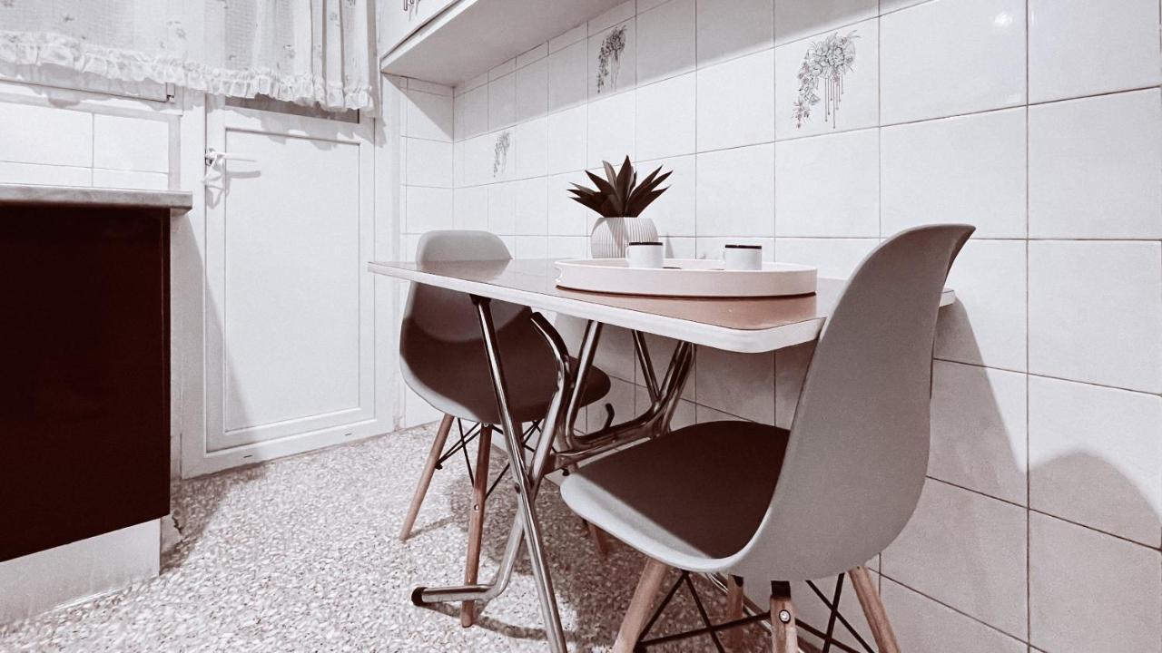 Vintage 2-Bedroom Apt In The Heart Of The City Athènes Extérieur photo